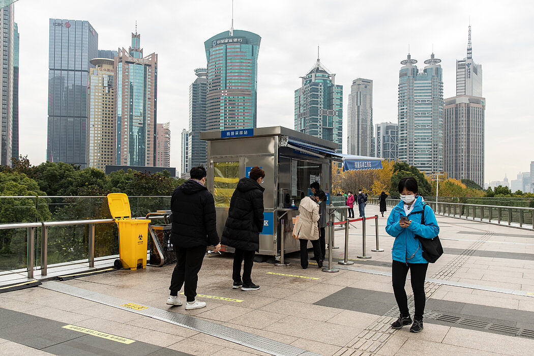 上海陆家嘴金融区的新冠检测点。虽然全世界其他地区很久之前就已得出新冠病毒致死率正在下降的结论，但北京将这一进展当作了全新信号。