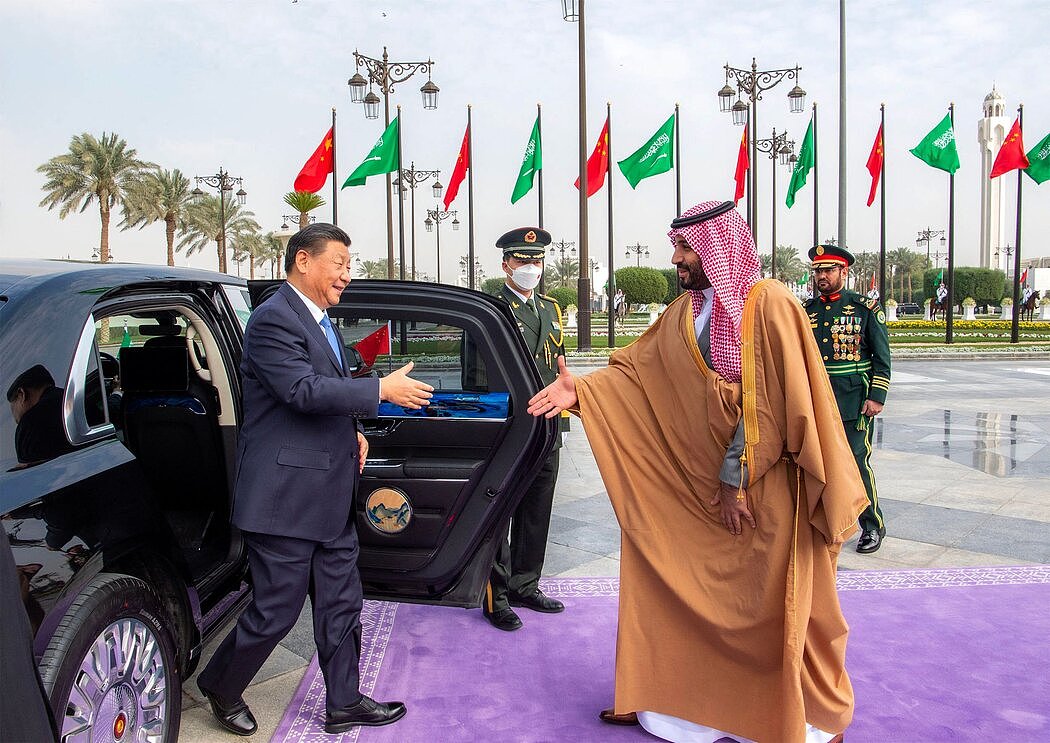 周四在沙特首都利雅德，穆罕默德·本·萨勒曼王储（右）迎接中国领导人习近平。