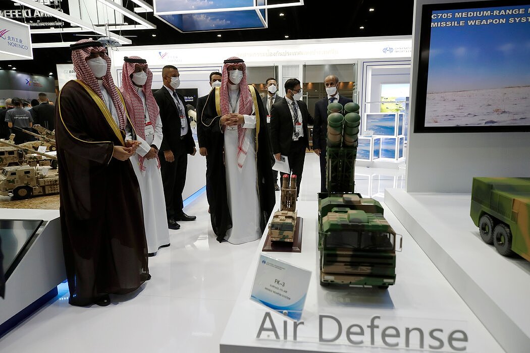 8月，沙特代表团在泰国的一场展览上关注中国防空车辆模型。