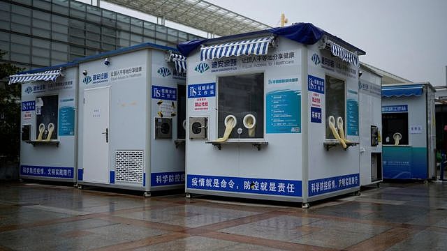 12月8日，上海火车站外封闭的流动核酸检测室。