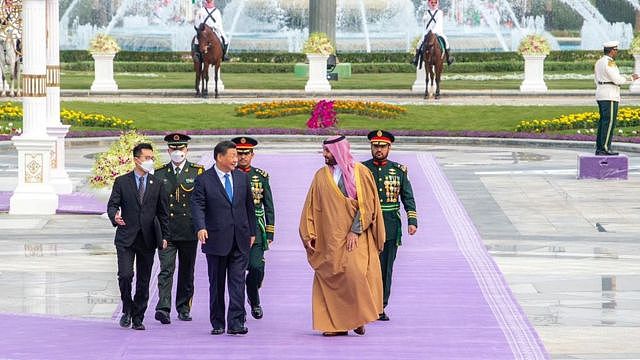 沙特王储穆罕默德在王宫办公厅广场迎接习近平。
