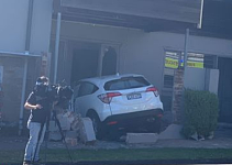 悉尼发生小车撞入民宅！目击者：房子刚装修完，当时还有孩子在附近（组图）