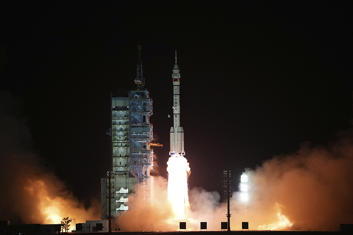 11月27日，西昌卫星发射中心使用长征二号丁运载火箭升空。(美联社)