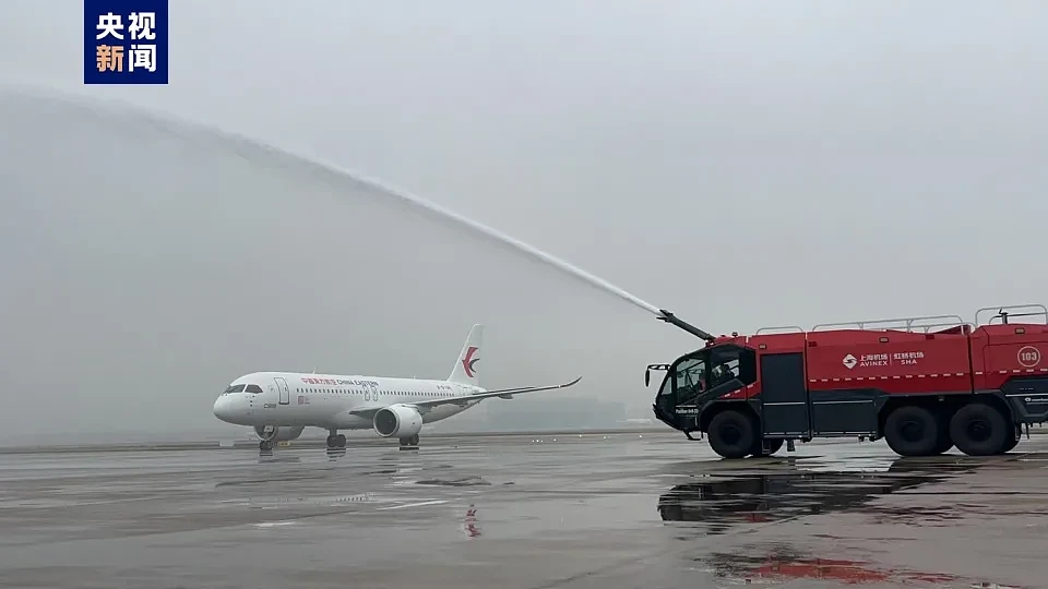 中国首架自产大型客机C919客机交付过水门。    图：翻摄自央视新闻