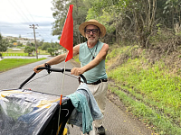 澳洲老爷爷推着一辆手推车，誓要徒步横穿澳洲！已经走了4000多公里，背后原因太暖心...（组图）