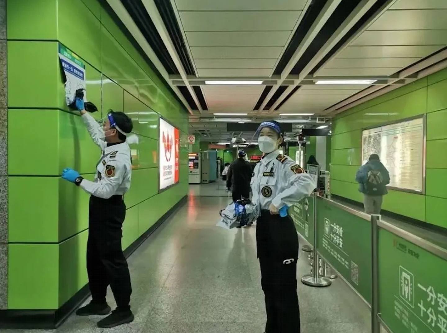 中国放宽防疫，地铁站工作人员撕掉站内所有健康码指引。 （腾讯网）