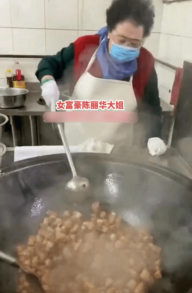 81岁富婆陈丽华亲自下厨，为老公迟重瑞做美食，打扮朴素动作麻利 （组图） - 1