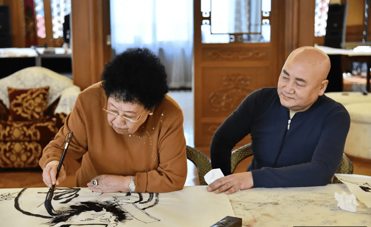 81岁富婆陈丽华亲自下厨，为老公迟重瑞做美食，打扮朴素动作麻利 （组图） - 8