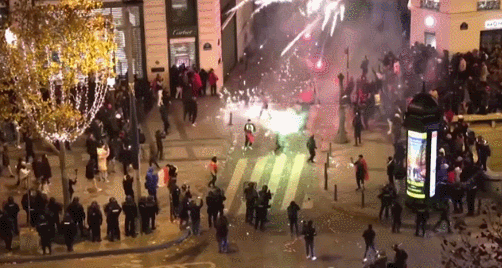 法国和摩洛哥队球迷在法国巴黎街头引发骚乱，警方发射催泪瓦斯（组图） - 3