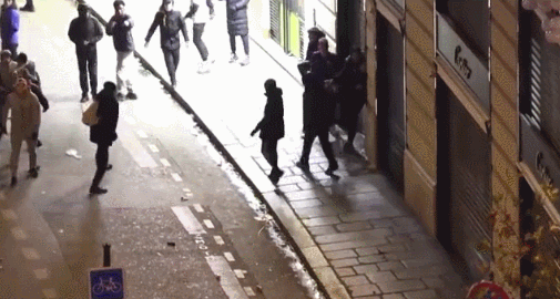 法国和摩洛哥队球迷在法国巴黎街头引发骚乱，警方发射催泪瓦斯（组图） - 2
