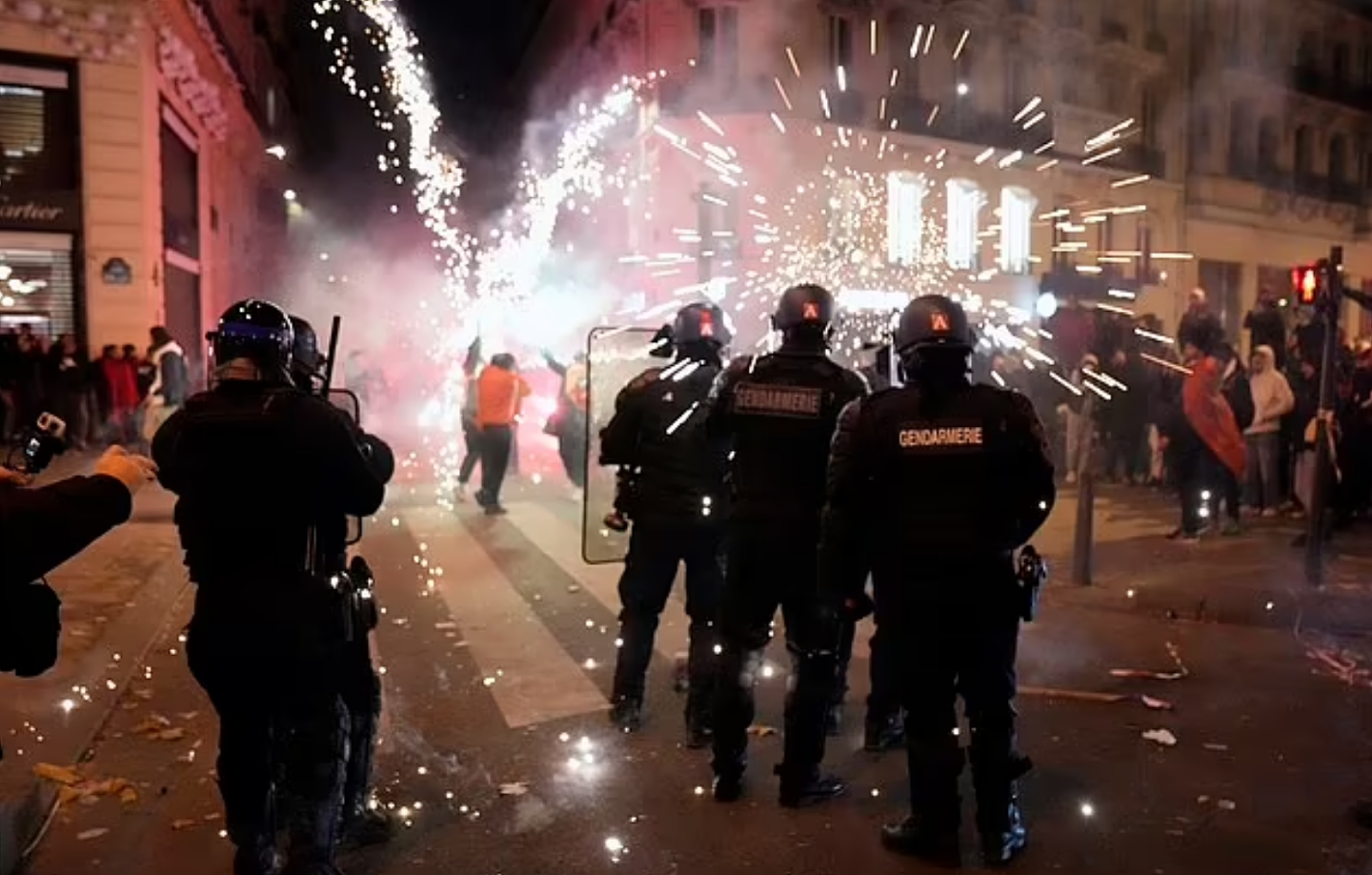 法国和摩洛哥队球迷在法国巴黎街头引发骚乱，警方发射催泪瓦斯（组图） - 4