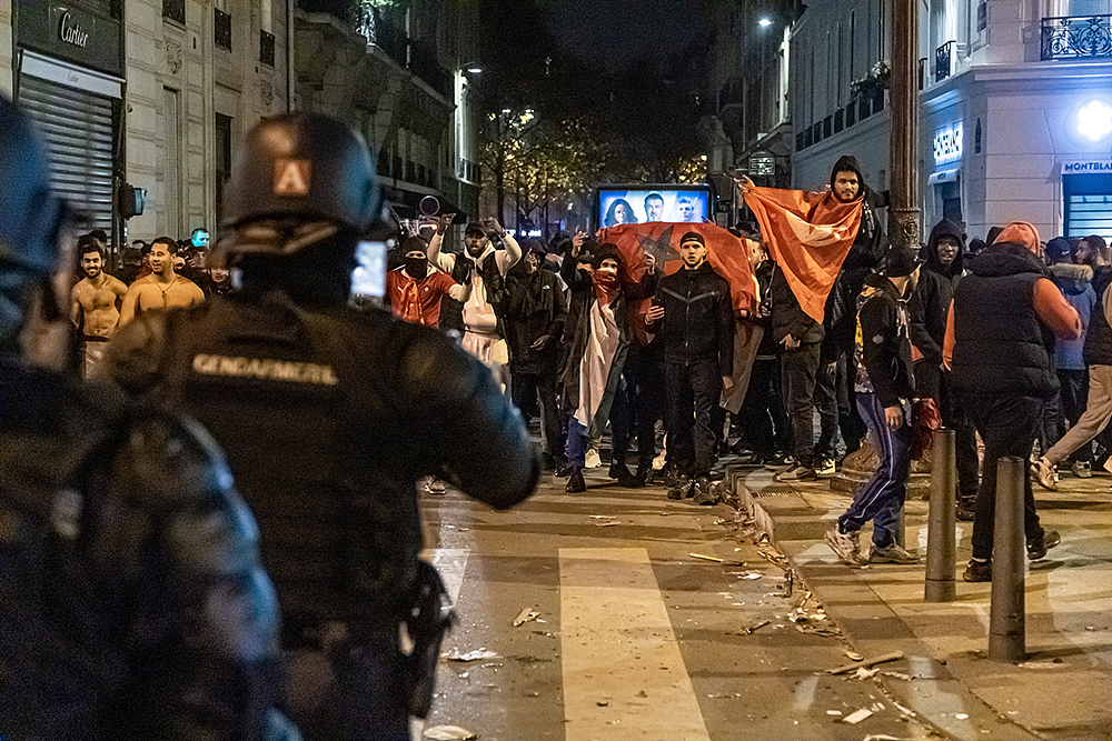 法国和摩洛哥队球迷在法国巴黎街头引发骚乱，警方发射催泪瓦斯（组图） - 5