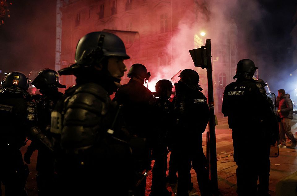 法国和摩洛哥队球迷在法国巴黎街头引发骚乱，警方发射催泪瓦斯（组图） - 6
