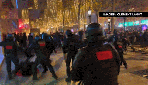 法国和摩洛哥队球迷在法国巴黎街头引发骚乱，警方发射催泪瓦斯（组图） - 7