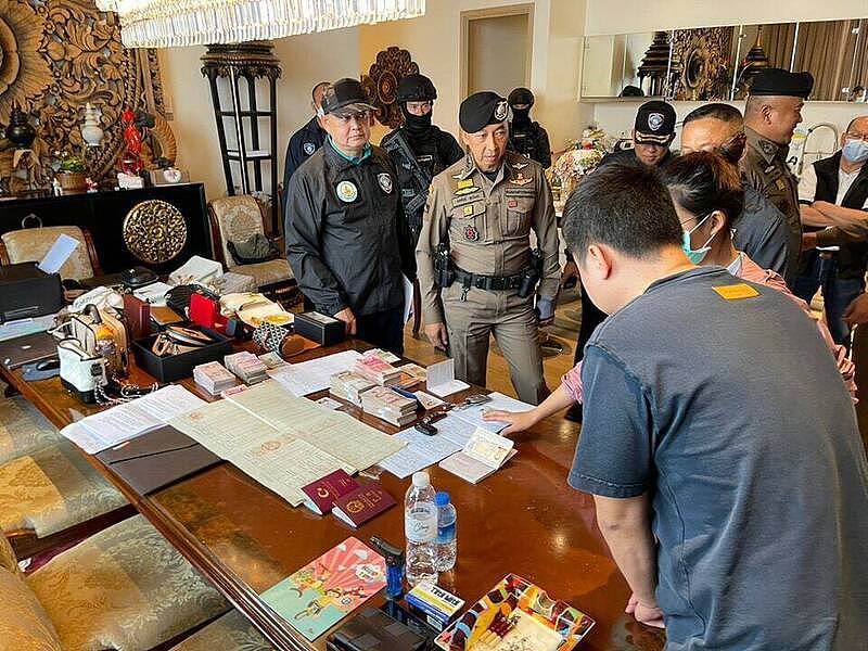 泰国警方上月底搜索中国帮派人士一栋处所，起出大批资金。 （取自泰国电子报「伊洛瓦底」）