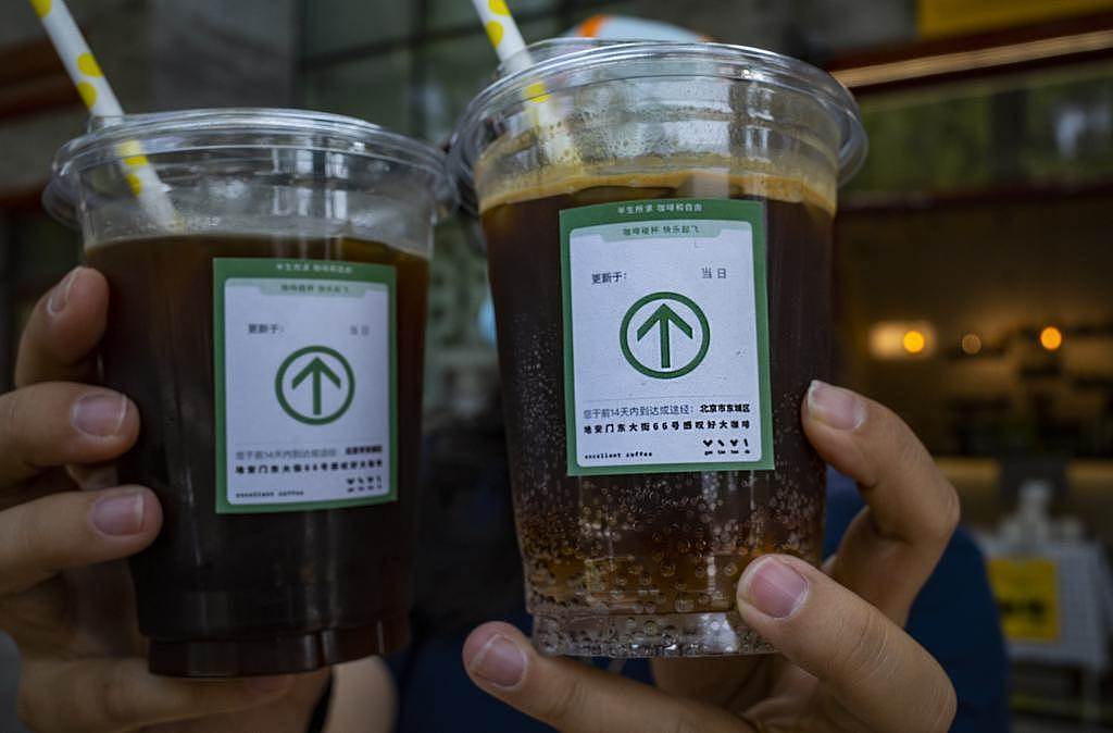图为大陆北京商家透过在外卖咖啡的杯子上，贴上模仿行程码绿码标贴的方式吸引顾客。 （中新社资料照片）