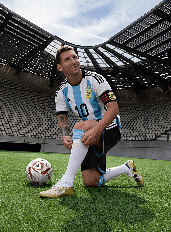 世界杯发布半决赛官方用球 梅西参与拍摄宣传照片（组图） - 2
