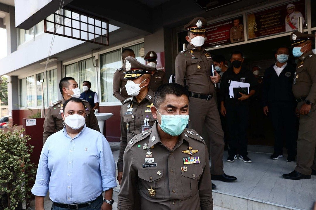 泰国皇家警察总部副局长素拉切（前）说，黑帮份子与警方和前政府部长有关系。（图取自法新社）