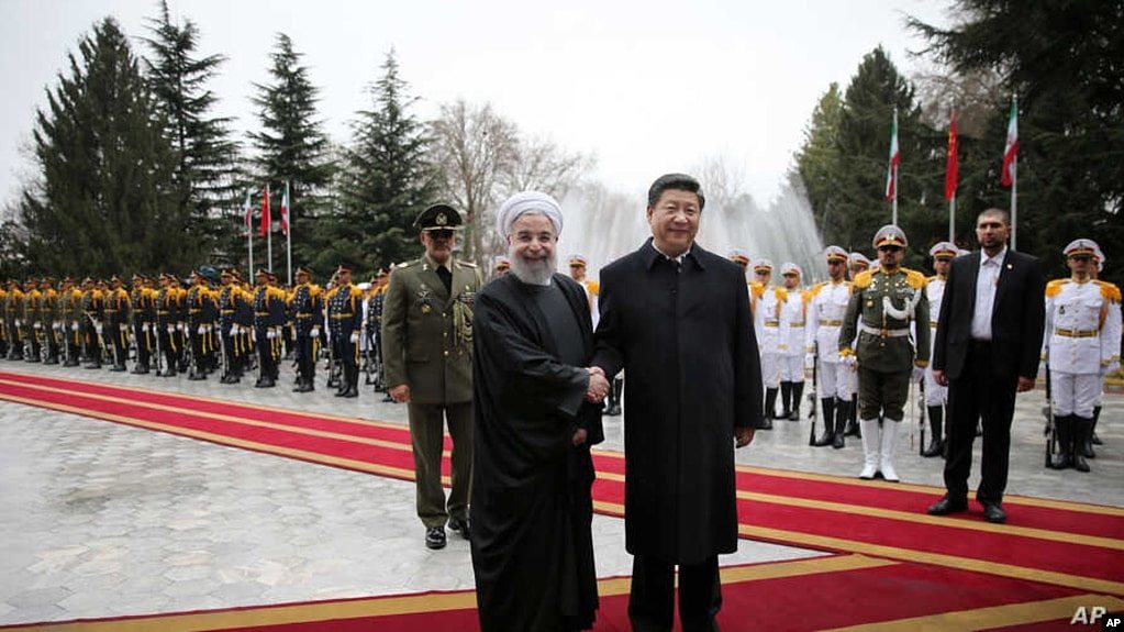 资料照 - 2016年1月23日，中国国家主席习近平与伊朗总统哈桑·鲁哈尼在德黑兰见面。