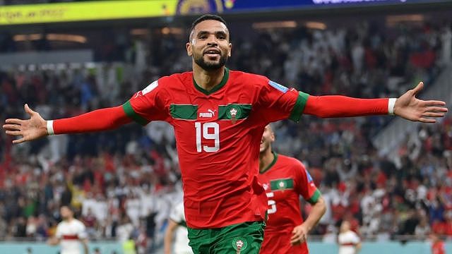 优素福·南西尔在摩洛哥对阵葡萄牙的比赛中进球后庆祝