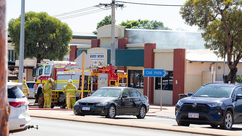 西澳公司被客户泼汽油，办公楼烧毁严重，嫌疑犯现场淡定抽烟（组图） - 2