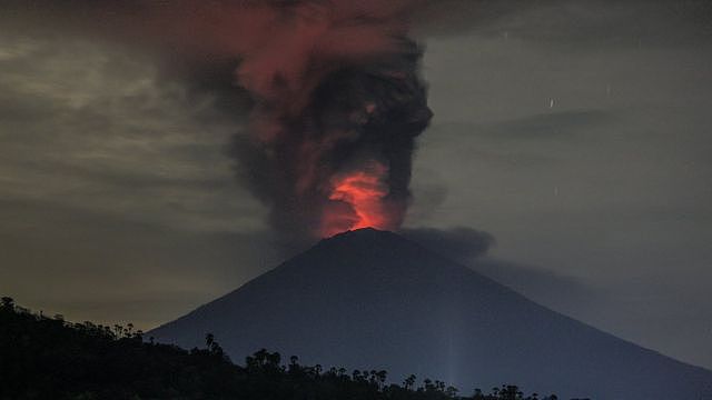 2017年阿贡火山爆发，火光映天。