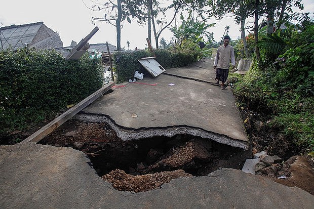 2022 年11月23日，在印度尼西亚西爪哇省 Cianjur 发生地震后，受损的道路。(路透社图片)