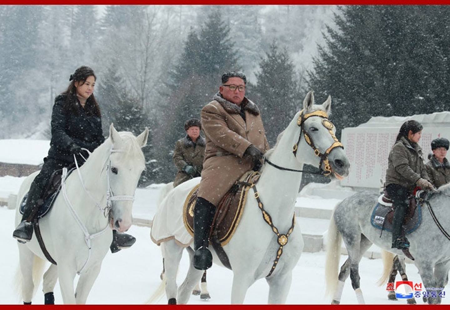2019年12月，金正恩與夫人李雪主率部下騎馬登白頭山。（朝中社）