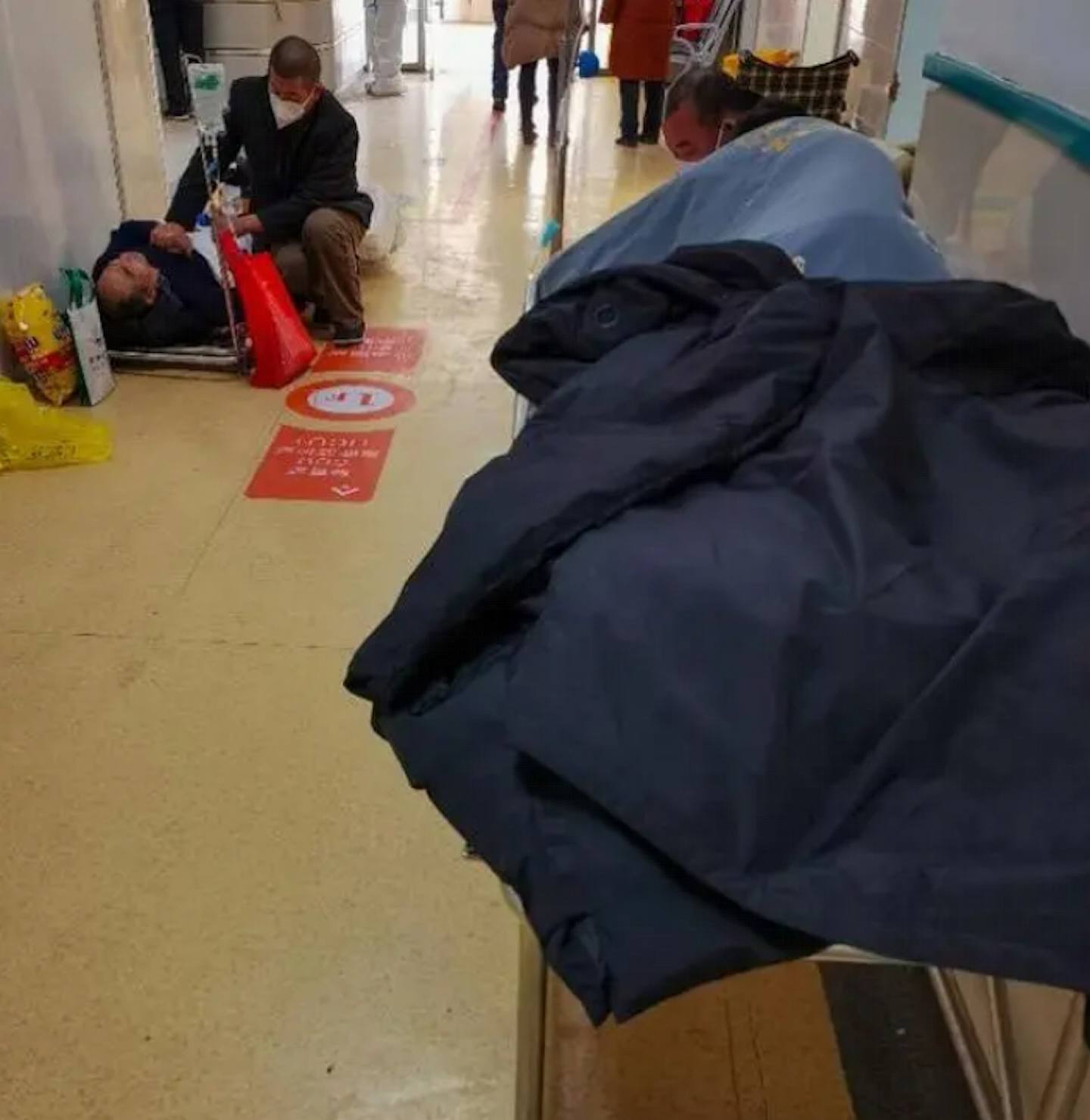 图为近日内地一家综合医院的急救室走廊，可见连走廊也有不少病人，有病人需躺在地上。 （《凤凰Times》）