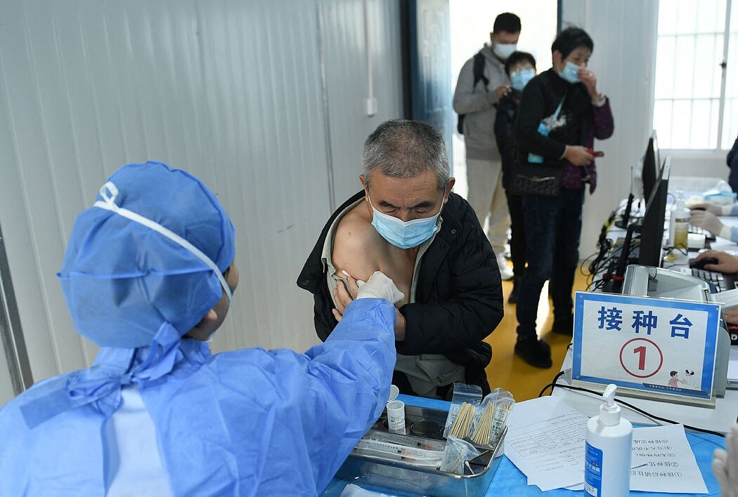 在杭州接种新冠疫苗，摄于12月。