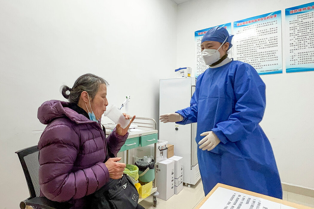 在南昌一家医院接种吸入式新冠疫苗，摄于上周。