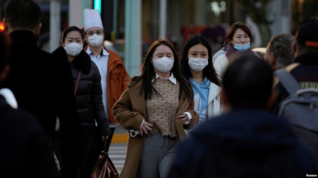 上海街头戴着口罩的市民 （2022年12月6日）