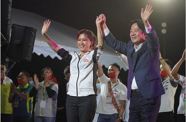 台湾副总统赖清德与Kolas Yotaka关系非常密切，曾三度为她站台。