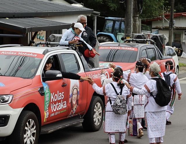 Kolas Yotaka引述选举结果数据指出，花莲13个乡镇之中，她在其中7个的得票率高于在全县的得票率，而这7个乡镇的原住民人口几乎都过半