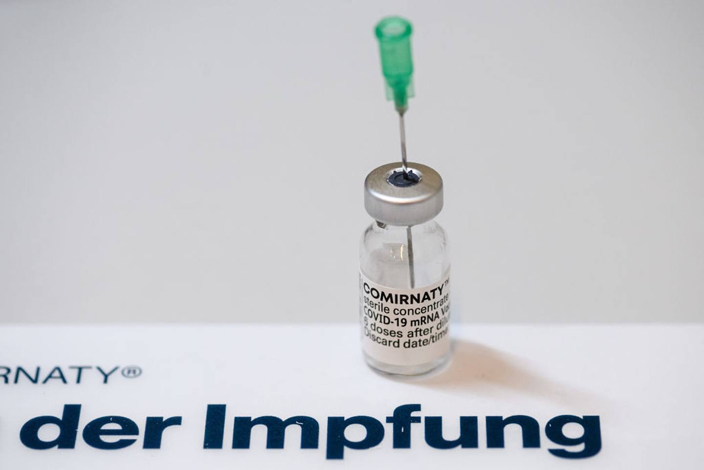 新冠疫苗：图为9月15日，摄影师在德国爱尔福特拍摄一瓶复必泰疫苗。 （Getty）