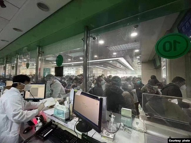 北京朝阳医院发热门诊12月10日爆满的情况。（读者提供）