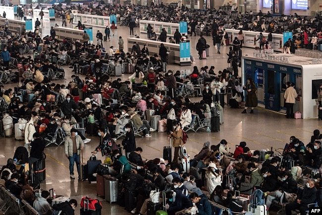 中国湖北汉口火车站里的旅客。（2022年12月10日）