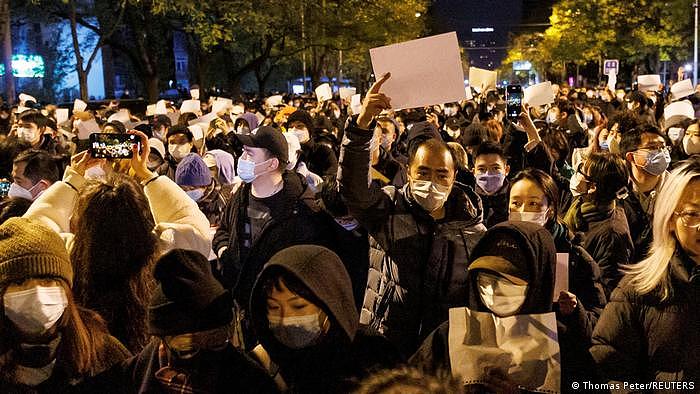十一月底，中国多个城市举行集会，抗议政府严苛的防疫措施。图为北京示威集会的画面。