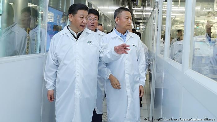 中国国家主席习近平2018年4月26日在湖北武汉视察武汉新芯集成电路制造有限公司。