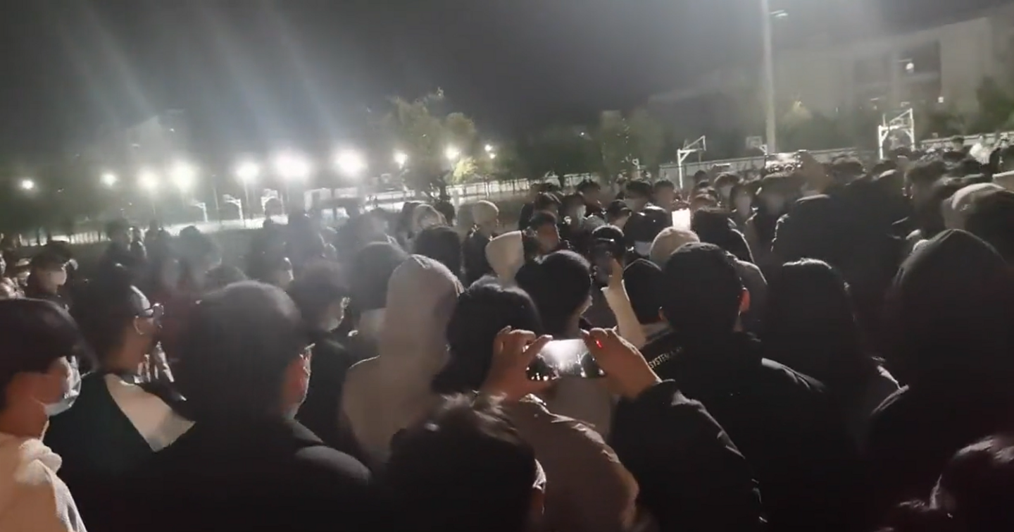 昨(12)日，福州大学因返乡的方案朝令夕改，学生聚集在校内操场抗议。 图:翻摄自推特