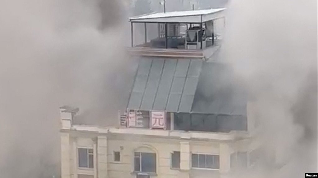 阿富汗首都喀布尔一家酒店2022年12月12日受到武装袭击。大楼顶上明显有汉字标志。（路透社转载）