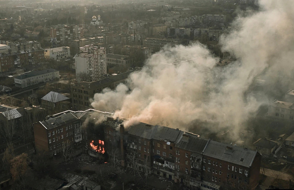 俄罗斯炮击，巴赫穆特的一栋公寓楼被烧毁。 (图/美联社)