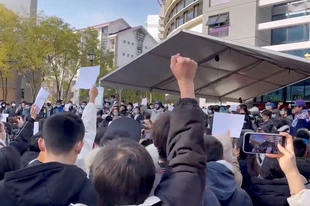 11月，北京的大学生抗议新冠限制措施。“大学等同于过着枯燥乏味的生活，”一位学生谈到疫情时说。