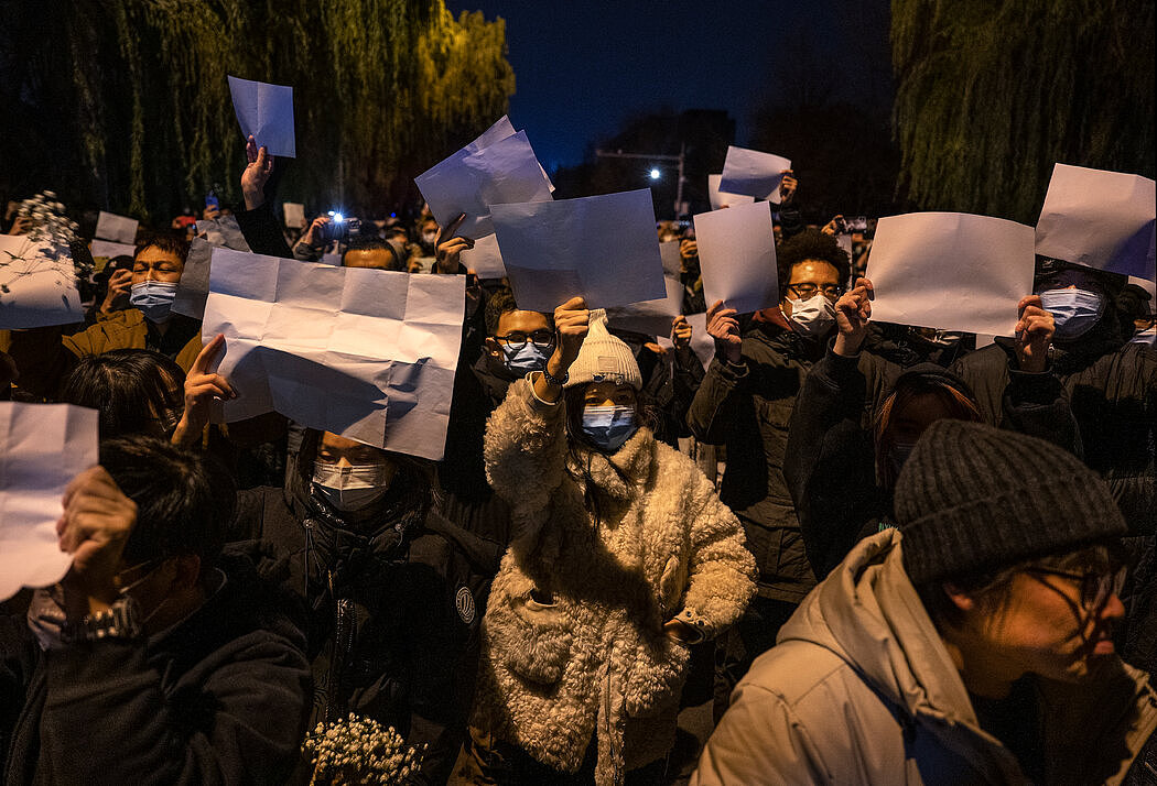 11月，北京的新冠措施抗议者。周三，中国放宽了许多“清零”限制。