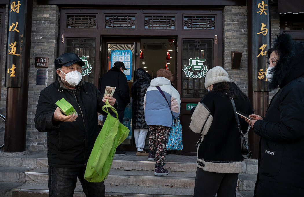 北京一家药店外，摄于周日。一些药品在首都已难以找到。
