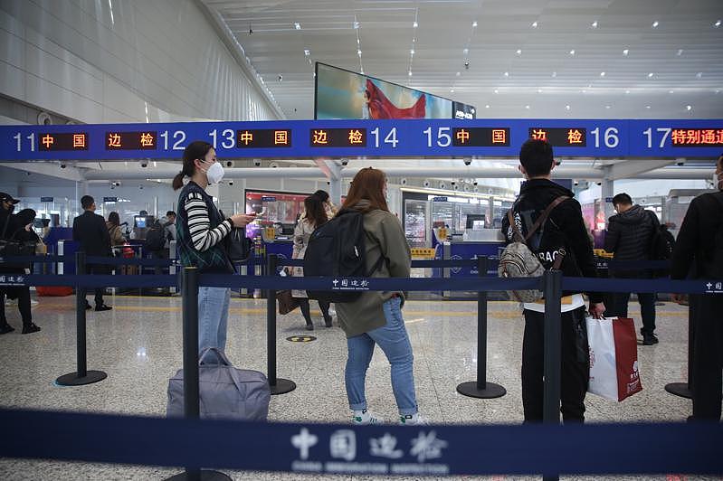 中国执行入境的「5+3」隔离政策，多地出现后3天的居家隔离已不再严格执行。 图为12月9日广州白云机场口岸国际客流回升明显。 （中新社）