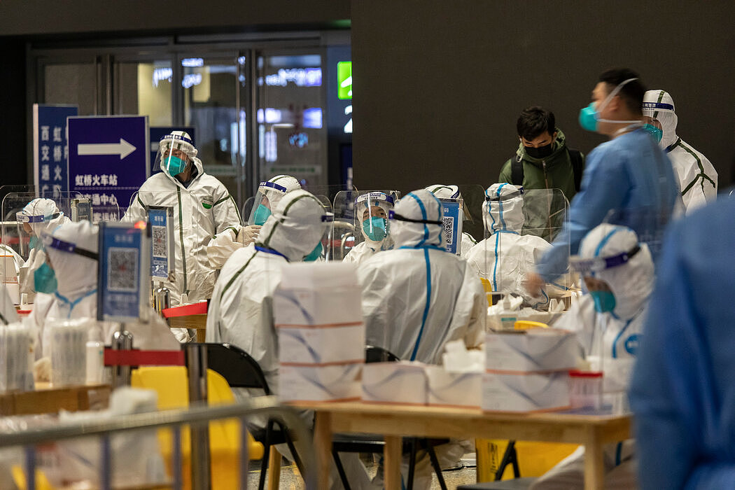 本月早些时候，抵达上海的旅客需要做核酸检测。