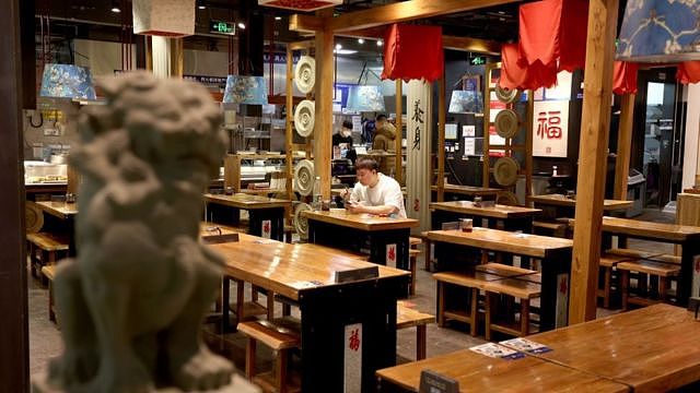 12月6日，防疫政策突然放开，北京一家空荡餐馆里只有一位客人用餐。