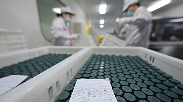 中国官媒报道制药公司的生产线正在“满负荷运转”。