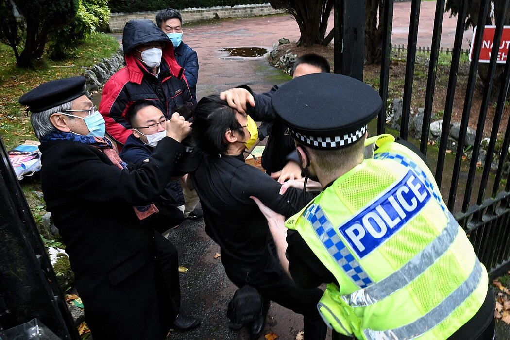 在10月的示威活动中，一名民主抗议者被拖入中国驻英国曼彻斯特领事馆。